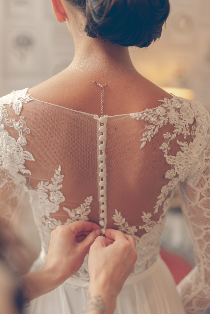 habillage de la mariée avec une rob de couture mariage 92 à Rueil Malmaison