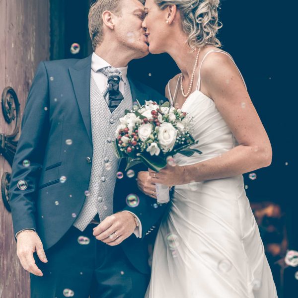 baiser des mariés sortie église de Sartrouville